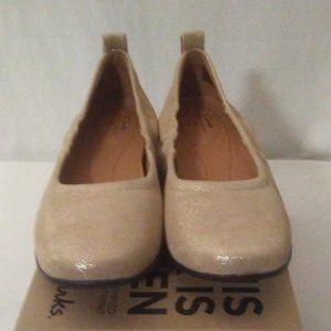CLARKS Gold Metallic Un Darcey Vibe Leather Ballet Flats - Size 8M Women